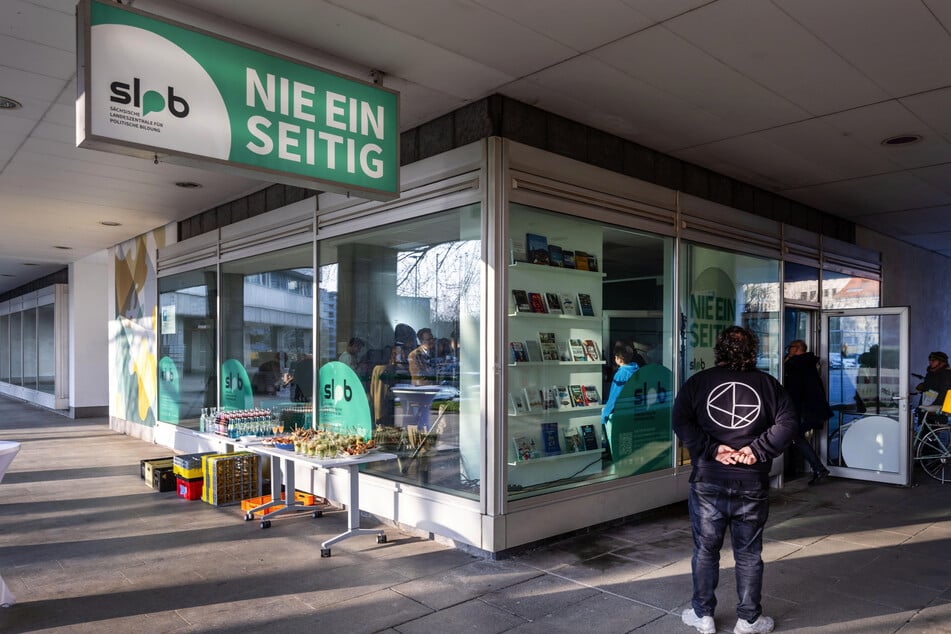 Zur Neutralität verpflichtet: "Nie einseitig" steht auf dem Werbeschild der Landeszentrale für politische Bildung in Chemnitz.