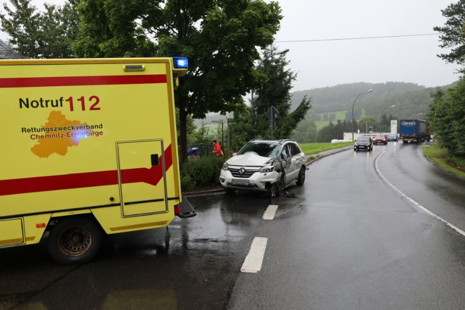 Der Verkehr wird wechselseitig an der Unfallstelle vorbeigeleitet.