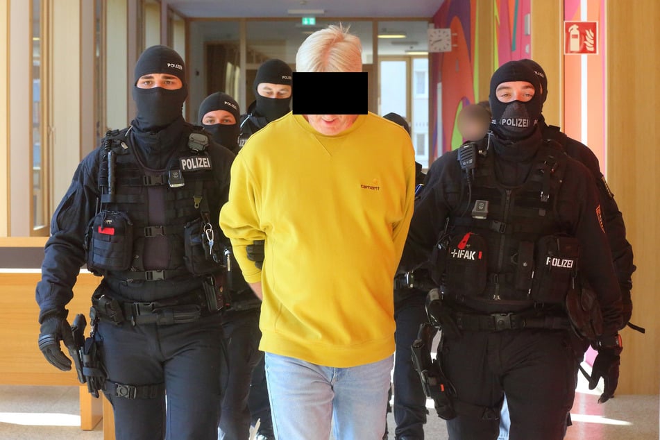 Vermummte Einsatzkräfte brachten am Freitag einen Beschuldigten vor den Dresdner Haftrichter.
