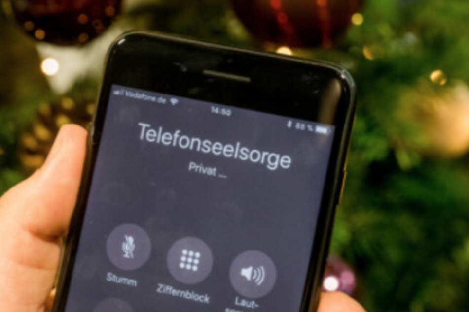Wer einsam ist, kann sich an die Helfer der Telefonseelsorge wenden und findet hier einen Zuhörer und Ansprechpartner. (Symbolbild)