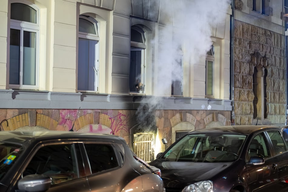 Dichter Rauch drang aus dem Keller des Gebäudes.