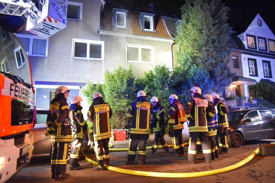 Kameraden der Feuerwehr Köln beim Wohnungsbrand in Köln-Müngersdorf.