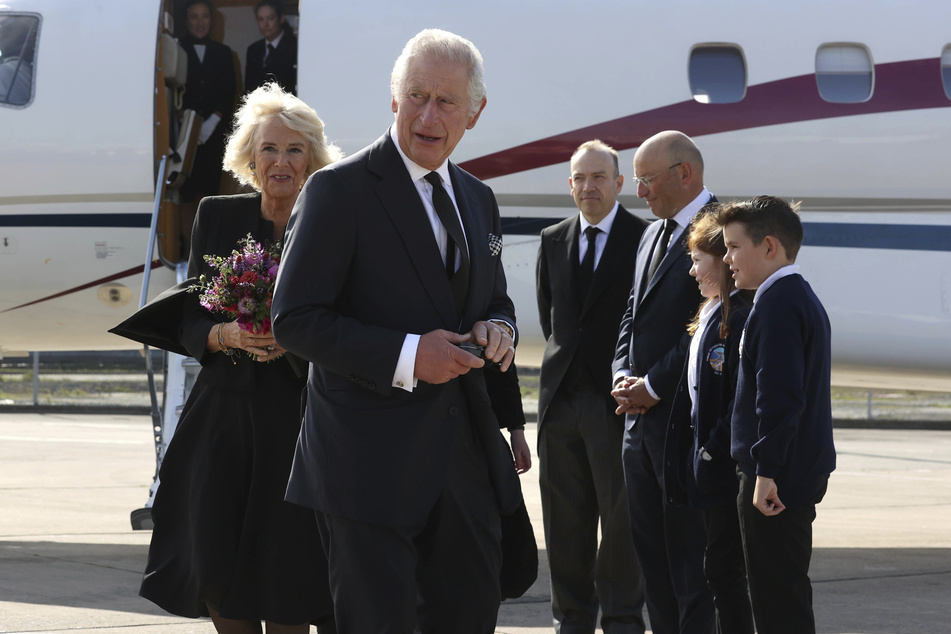König Charles III. (73) und seine Frau Camilla (75, l-r) erreichen den Flughafen in Belfast.