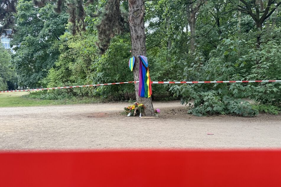 Ein Mann ist mit einem Auto in die Menschenmenge beim Berliner CSD gefahren.