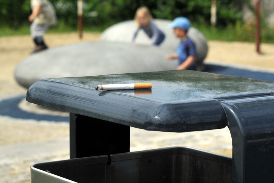 Weggeworfene Kippen am Spielplatz sind auch eine Gefahr für Kleinkinder, die sich Dinge oft gedankenlos in den Mund stecken.