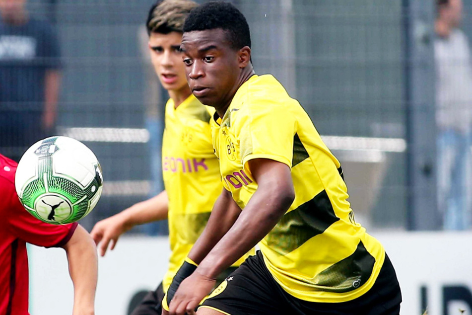 Youssoufa Moukoko (15) darf ab dem 20. November auch in der Herren-Bundesliga spielen. (Archivbild)