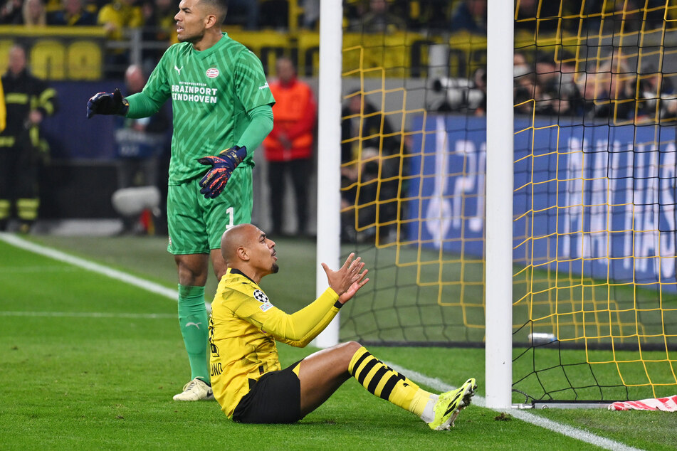 Borussia Dortmund ließ zahlreiche gute Chancen liegen, hier in der 16. Minute durch Donyell Malen (v.).