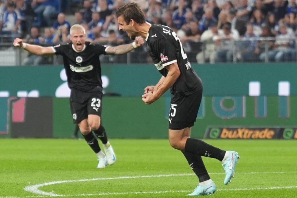 Das Derby-Tor war auch das erste Bundesliga-Tor von Adam Dzwigala (29, M.).