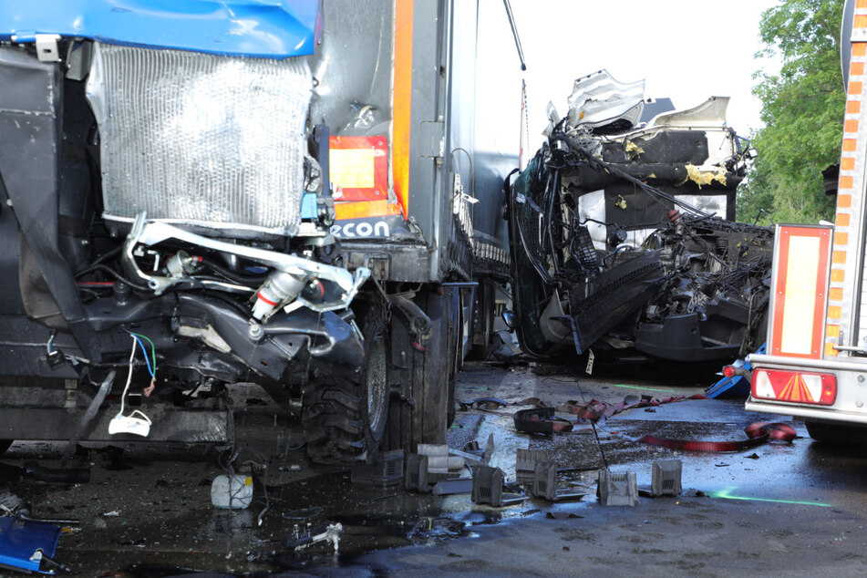 Milch-Tanklaster rast in Stauende, Fahrer stirbt: Vollsperrung auf A4 nach Unfall bei Nossen