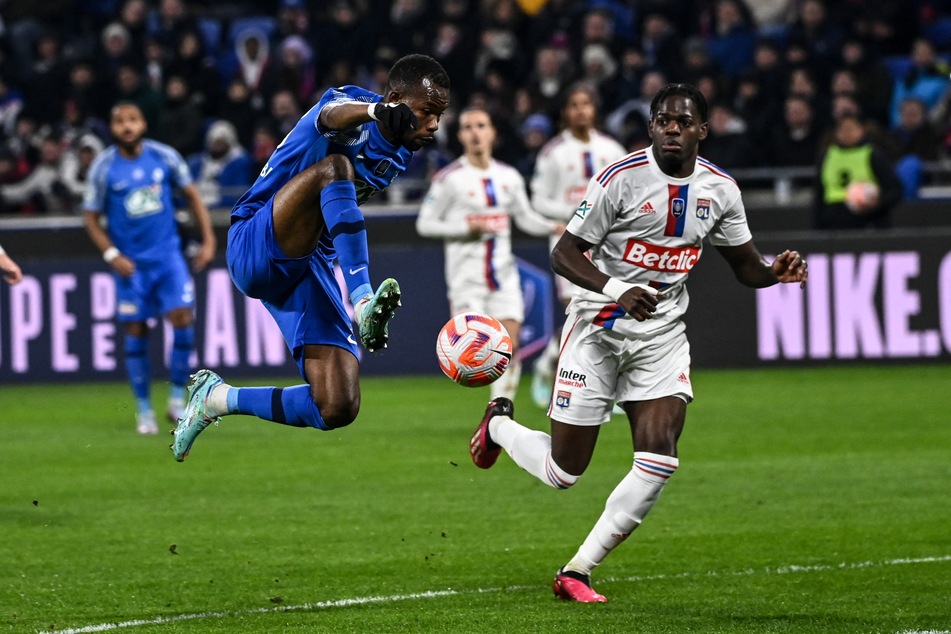 Königsblau steht ihm gut: Pape Meïssa Ba (27, l.) trug bereits bei Grenoble die Schalker Farben.