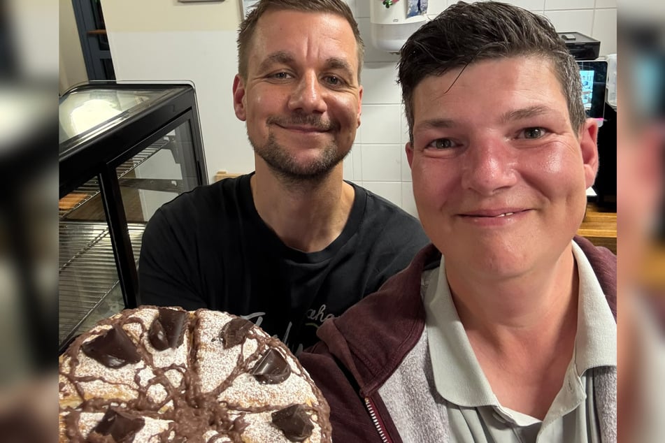 Christoph (46, r.) ist Initiator des Alleinsamkeitscafés in Hamburg. Auch Moderator und Autor Tobias Schlegl (49, l.) war bereits zu Gast bei einem Event vor Ort.