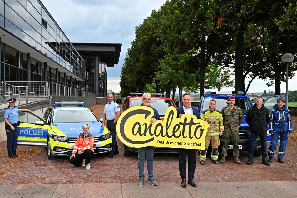 Seit 2011 findet die Blaulichtmeile am Landtags-Gebäude statt und zieht mit ihrem interaktiven Programm Groß und Klein in ihren Bann.