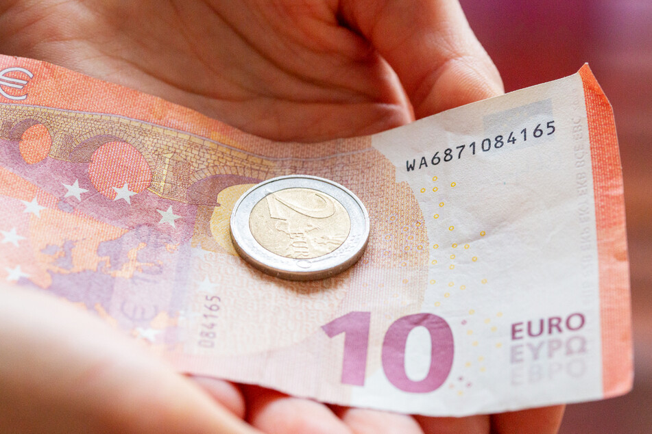 Der gesetzliche Mindestlohn stieg zum 1. Oktober auf 12 Euro je Stunde von zuvor 10,45 Euro. Seit 2015 ist der Mindestlohn damit um mehr als 40 Prozent gestiegen. (Symbolbild)