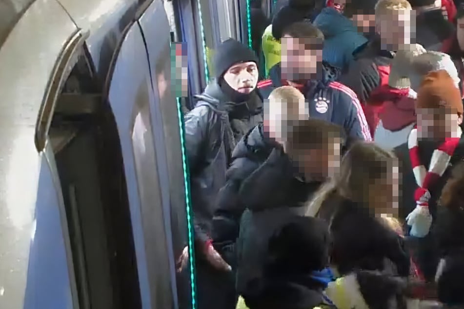Die Polizei fahndet mit Bildern nach diesem Mann.
