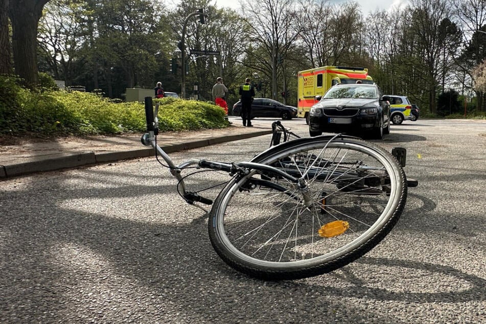 Das Fahrrad blieb zunächst am Unfallort liegen, die Frau wurde ins Krankenhaus gebracht.