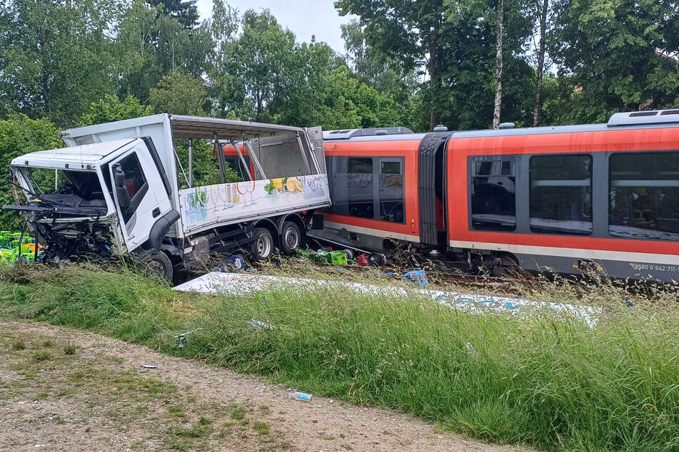 Bei dem Zusammenstoß von Zug und Laster wurden zehn Menschen verletzt.