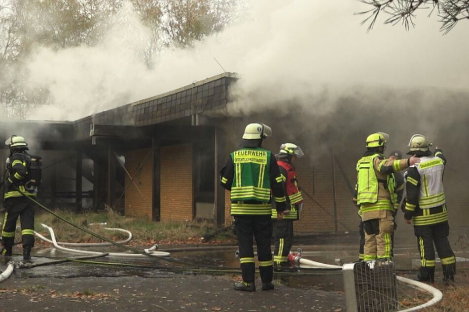 Auf dem Gelände einer ehemaligen Kaserne in Cuxhaven brach ein Brand aus. Die Feuerwehr war im Großeinsatz.