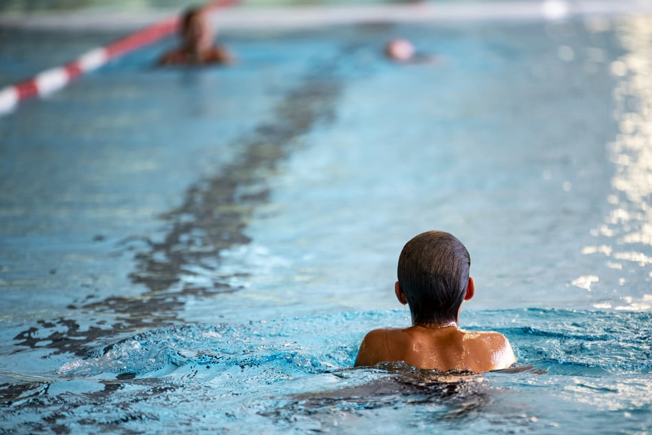 Wegen des miesen Sommerwetters weichen wohl einige aufs Hallenbad aus - denn dort ist das Wetter egal.