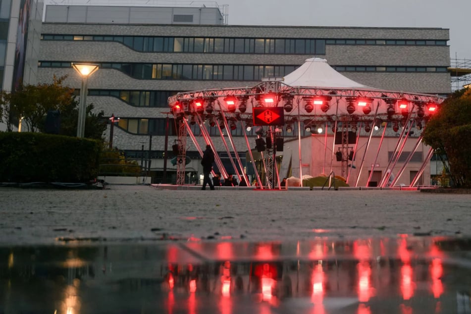 Auf dem ProSieben-Gelände in Unterföhring musste man spontan - im Freien - das Show-Setting aufbauen.