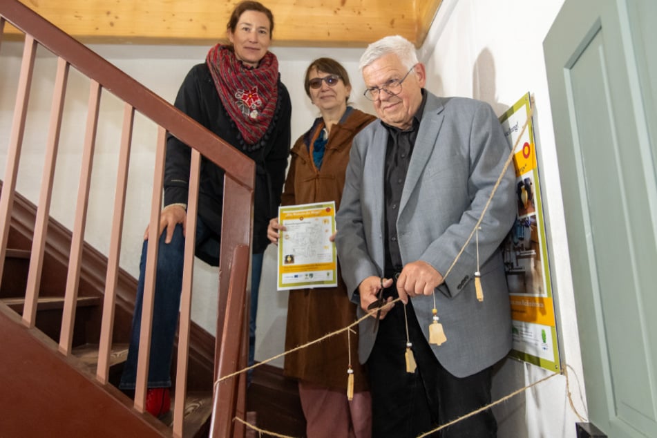Albrecht Kirsche (73) eröffnete mit Catrin Tolksdorf-Bilz und Thorid Zierold (l.) symbolisch die neue Ausstellung.