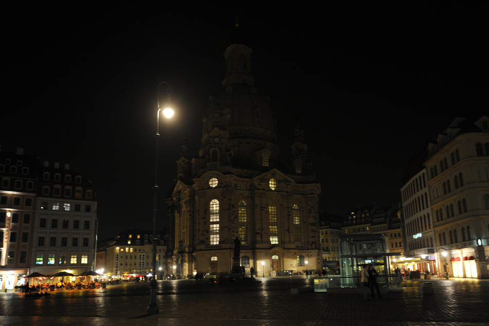 2014 nahm die Stadt Dresden schon einmal an der Aktion teil und schaltete die Lichter in der Frauenkirche aus.
