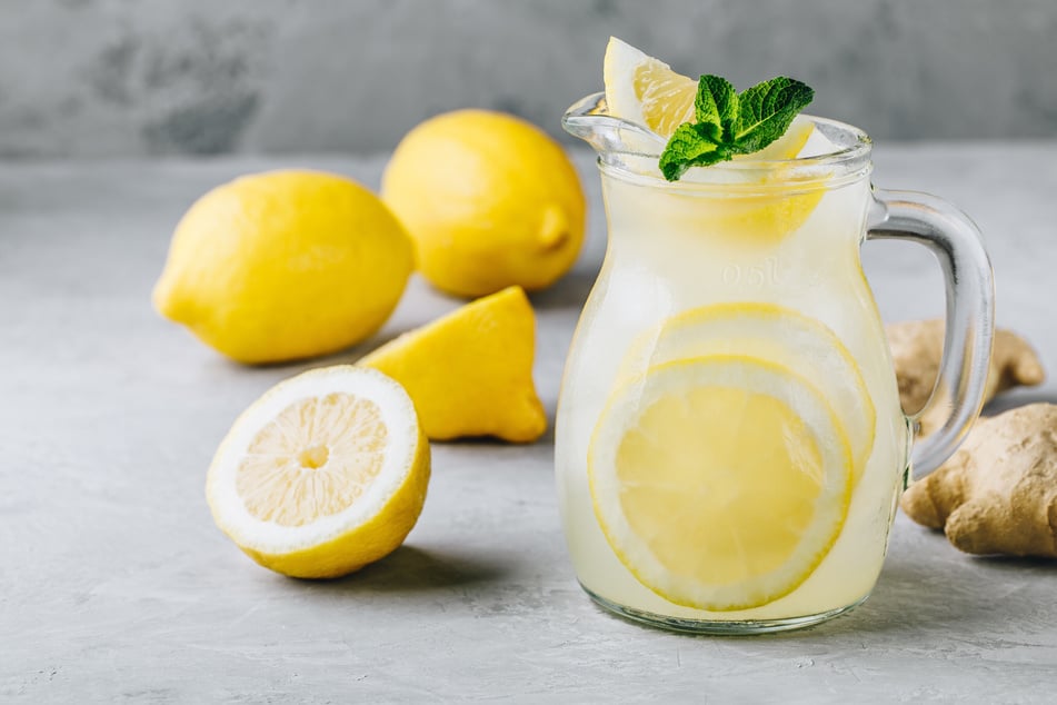 Nicht nur zu Hause, sondern auch auf Partys ein echter Hit: Zitronenlimonade liebt (fast) jeder!