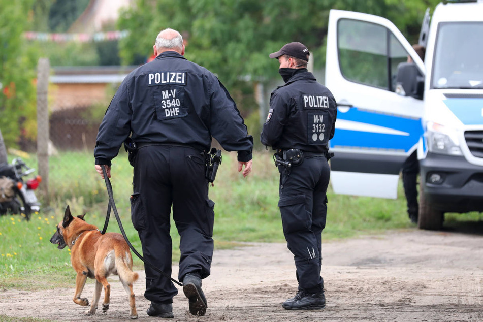 Die Polizei konnte den 38-Jährigen mit einem Spürhund in einem Waldgebiet nahe Löcknitz ausfindig machen und festnehmen. (Archivfoto)
