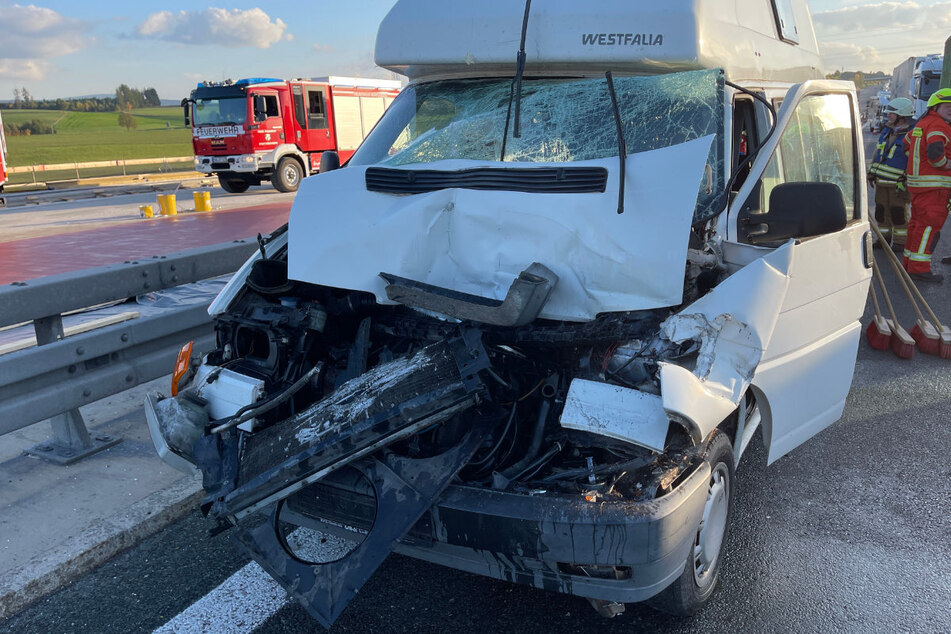 Der Wohnwagen der 60 Jahre alten Frau ist bei dem Unfall auf der A9 bei Münchberg in Bayern schwer beschädigt worden.