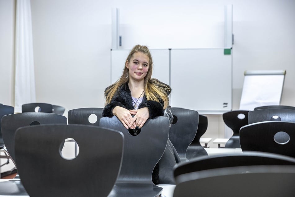 Schülerin Ayleen (20) freut sich über moderne Klassenzimmer.