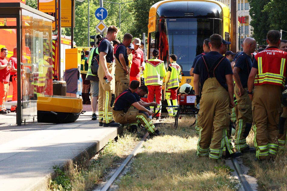 Zahlreiche Einsatzkräfte sind vor Ort, um die Bergung zu unterstützen.