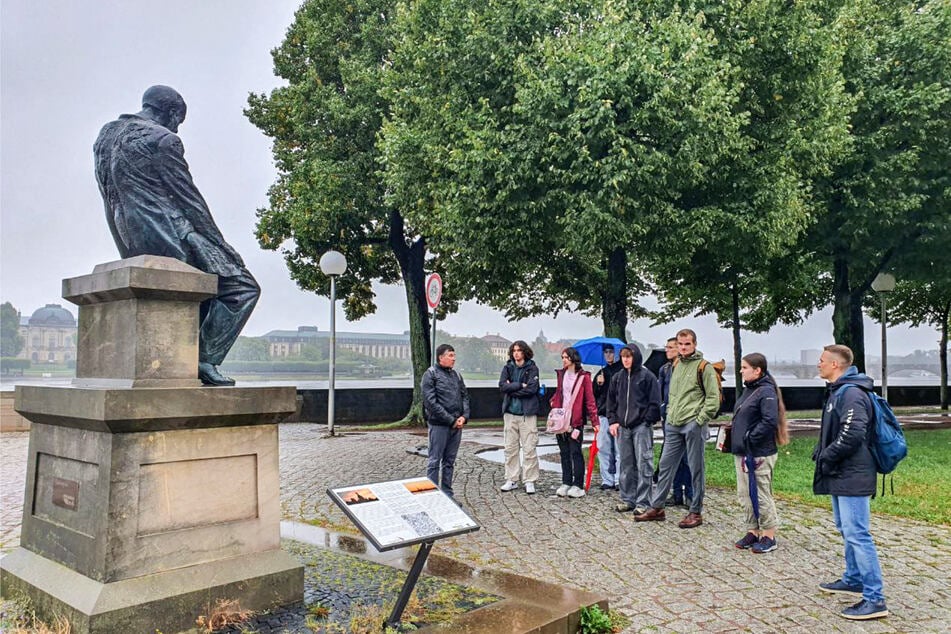 Das Dostojewskij-Denkmal vor dem Landtag: Das DRKI bietet auch Führungen zu Spuren der russischen Kultur in Dresden an.
