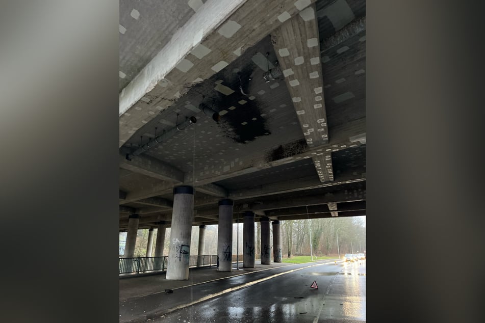 Durch herabfallende Trümmerteile ist ein entgegenkommendes Auto beschädigt worden.