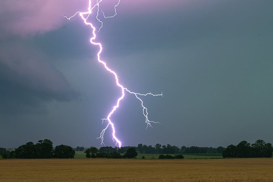 In NRW sind auch Schauer und Gewitter am Wochenende zu erwarten. (Symbolbild)