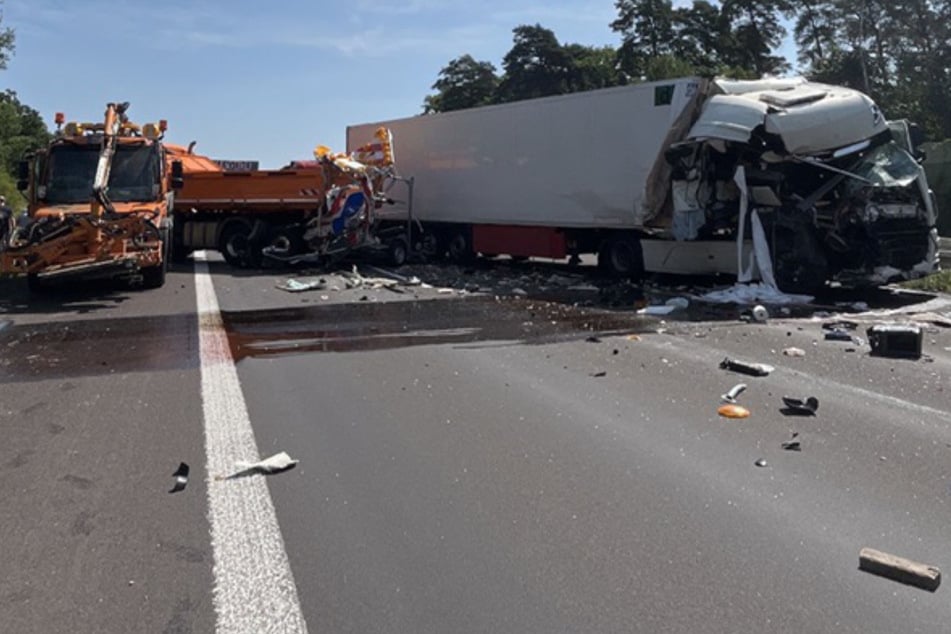 Unfall A2: Lkw kracht in Schilderwagen: A2 Richtung Hannover komplett dicht