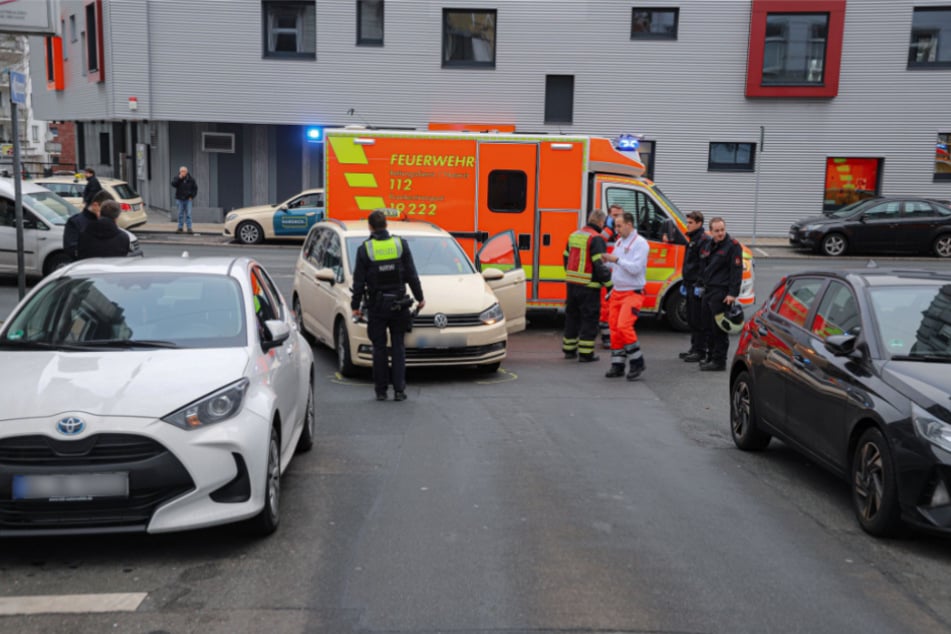 Während die Polizei den Unfall aufnahm und die Fahrbahn markierte, kümmerten sich Rettungskräfte in der Zwischenzeit um die Verletzten.