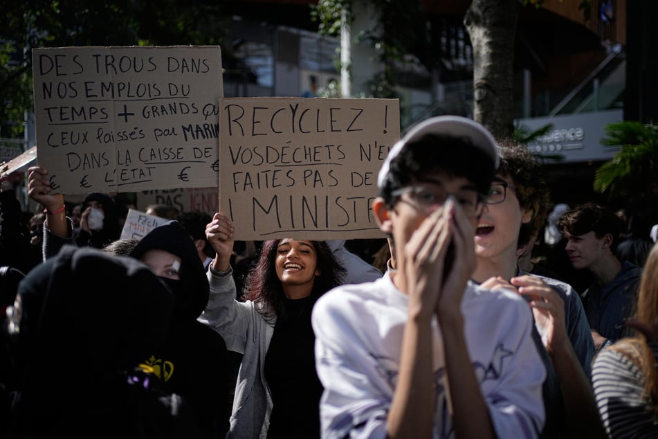 Eine Schülerin hielt bei einer Demonstration gegen unterfinanzierte Schulen ein Schild mit der Aufschrift "Recycelt euren Müll, macht sie nicht zu Ministern".