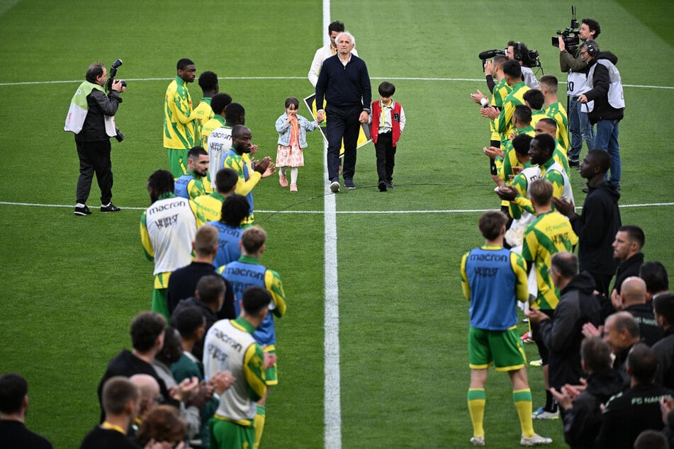 Trainer Vahid Halilhodžić (74) wurde vor der Partie in den Ruhestand verabschiedet. Doch sein letztes Spiel endete anders als geplant.