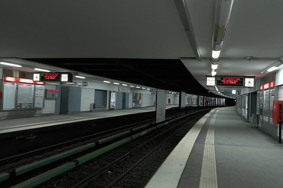 Auch die U-Bahnen bleiben stehen, entsprechend leer waren am Morgen die Bahnsteige.