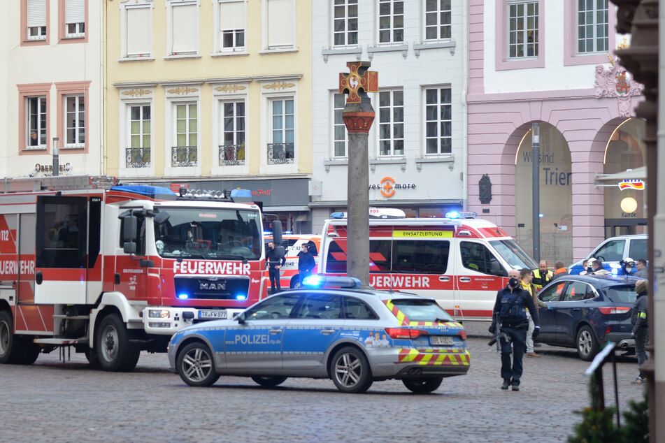 Einsatzkräfte von Polizei und Feuerwehr sind nahe der Fußgängerzone von Trier im Einsatz.