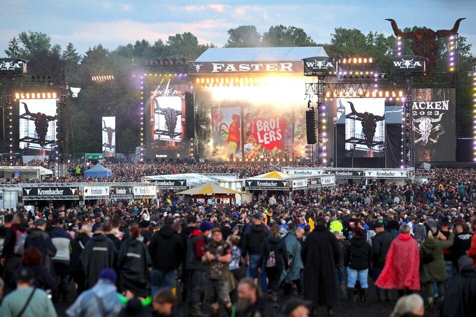 Metal-Fans feiern auf dem Festivalgelände vor der "Faster-Stage". Doch Tausende Ticketbesitzer mussten zu Hause bleiben.