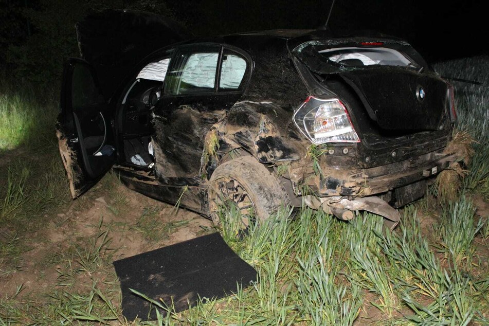 Erde und Gras stecken überall im Auto, nachdem der Wagen durch Felder und Gräben raste.