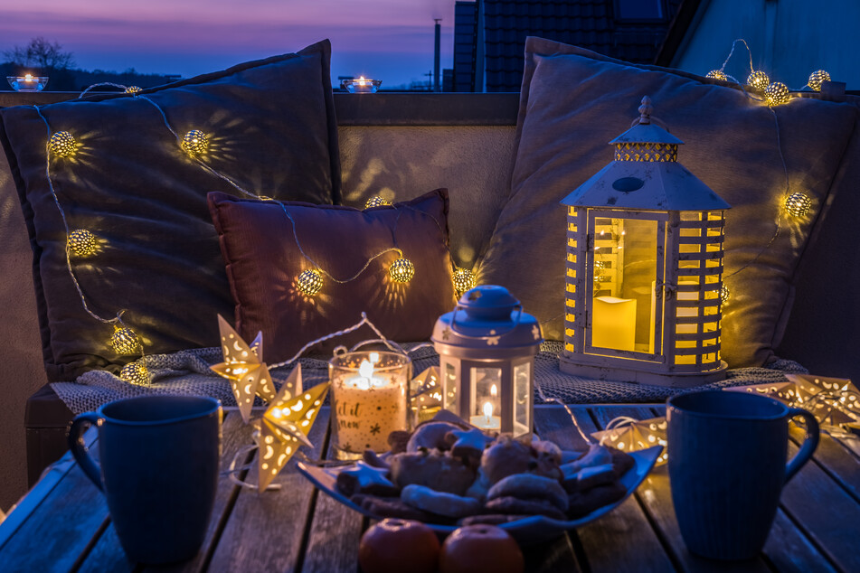Lichterketten und andere Dekorationsartikel, die für niedrige Temperaturen geeignet sind, lassen Deinen Balkon auch im Winter schön aussehen.