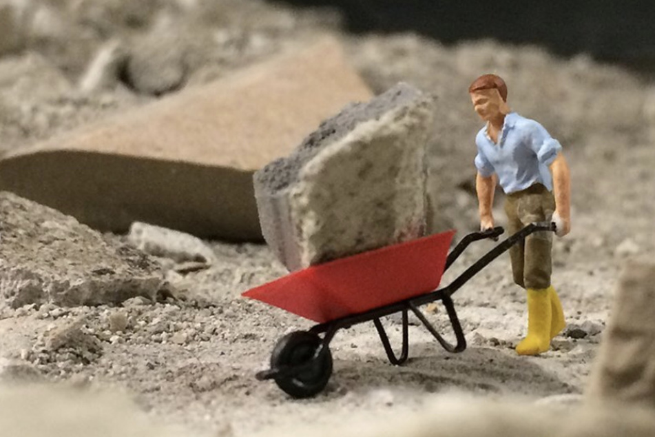 Im Miniatur Wunderland wird aktuell umgebaut - auch die Miniatur-Figuren helfen mit.