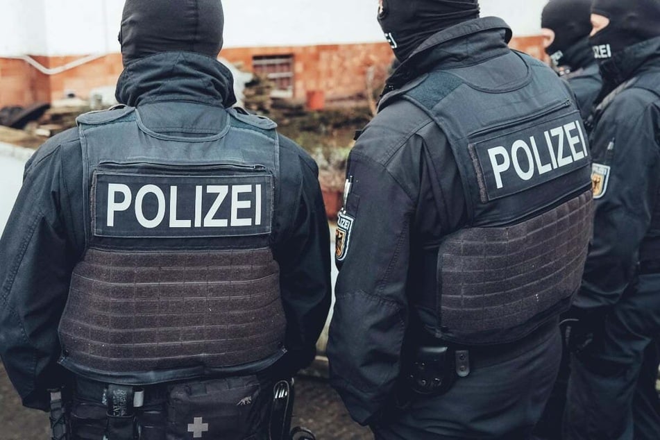 Bei einer groß angelegten Razzia hat die Polizei in Kassel mehrere Drogendealer auffliegen lassen. (Symbolbild)