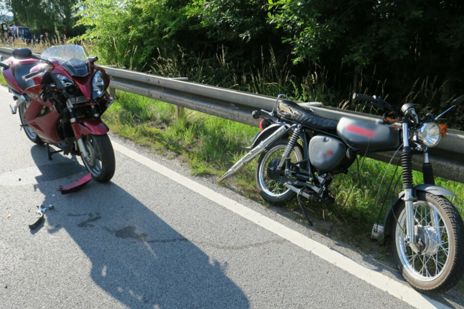 In Raschau-Markersbach sind ein Motorrad und ein Moped zusammengestoßen.