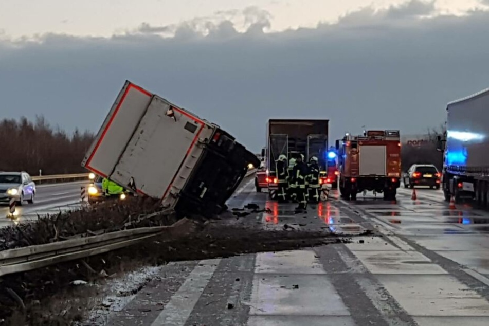 Der Lastwagen kippte nach dem Zusammenstoß auf die Mittelleitplanke.