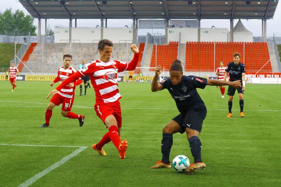 Eigentlich war der Test gegen Stuttgart sein letztes Spiel für Jonas Acquistapace (l.) für den FSV. Aber sein Abgang steht noch nicht fest.