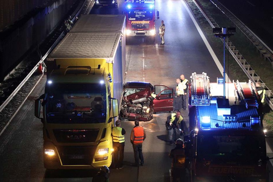 Polizei, Feuerwehr und Rettungsdienst sind vor Ort.