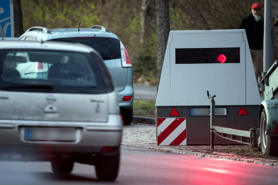 Ein Blitzer erwischte den Mann auf der A93 mit 140 km/h zu schnell. (Symbolbild)