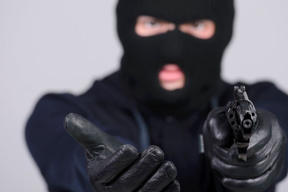 Mit vorgehaltener Waffe erzwand der 49-Jährige die Bezahlung seines Parktickets. (Symbolbild)